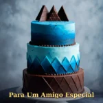 Bolo de aniversário com cobertura ombré azul e decorações geométricas de chocolate para amigo