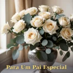 Arranjo de rosas creme e eucalipto em vaso de prata antigo para aniversário de pai