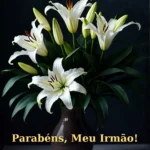 Arranjo de folhagem escura e lírios brancos com sombras dramáticas e bokeh suave para irmão