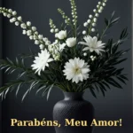 Mensagem de aniversário para marido com arranjo de folhagem escura e flores brancas