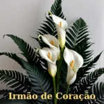 Arranjo de samambaias escuras e copos-de-leite brancos para aniversário de irmão