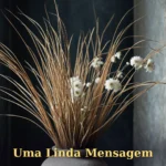 Arranjo de gramíneas secas e flores brancas em vaso de pedra para aniversário de irmão