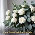 Imagem para marido com arranjo moderno de folhas tropicais e antúrios brancos