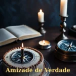 Mesa masculina com bússola vintage, vela e bolo de aniversário elegante para amigo