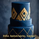 Imagem de aniversário para amigo com bolo masculino elegante em azul marinho e detalhes geométricos dourados