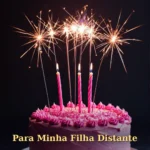Bolo de aniversário com cobertura ombré rosada e velas de estrelinha para filha
