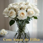 Imagem de aniversário para mãe com orquídea em vaso de cerâmica e presente embalado