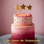 Bolo de aniversário com cobertura ombré vermelha e estrelas douradas comestíveis para namorado