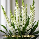 Arranjo de snapdragons brancos com folhas verdes em composição alta e elegante para pai