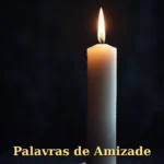 Vela acesa solitária contra fundo escuro com bokeh suave para aniversário de amigo