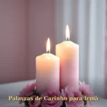 Duas velas entrelaçadas acesas com flores ao redor simbolizando amor de irmãs