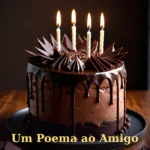 Bolo de aniversário com glacê tom uísque e lascas de chocolate escuro em luz quente para amigo