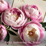 Imagem de texto de aniversário para irmã emocionante com peônias rosadas e fundo creme suave para baixar e compartilhar