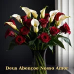 Arranjo de copos-de-leite e rosas vermelhas escuras em vaso escuro para namorado